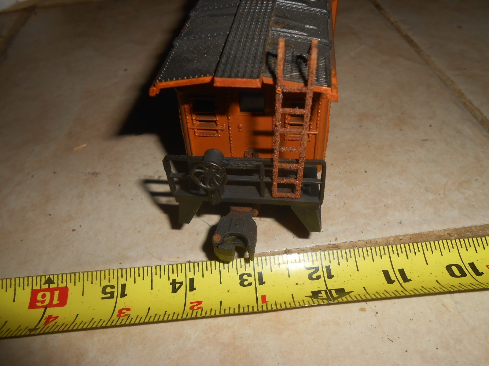 O/O-27 Lionel 9269 Milwaukee Road Bay window Caboose. The Light works.