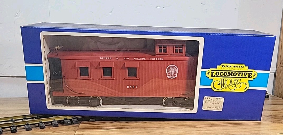 DELTON 4275 #0587 DENVER & RIO GRANDE CABOOSE W/LIGHTED MARKERS & LIGHTING