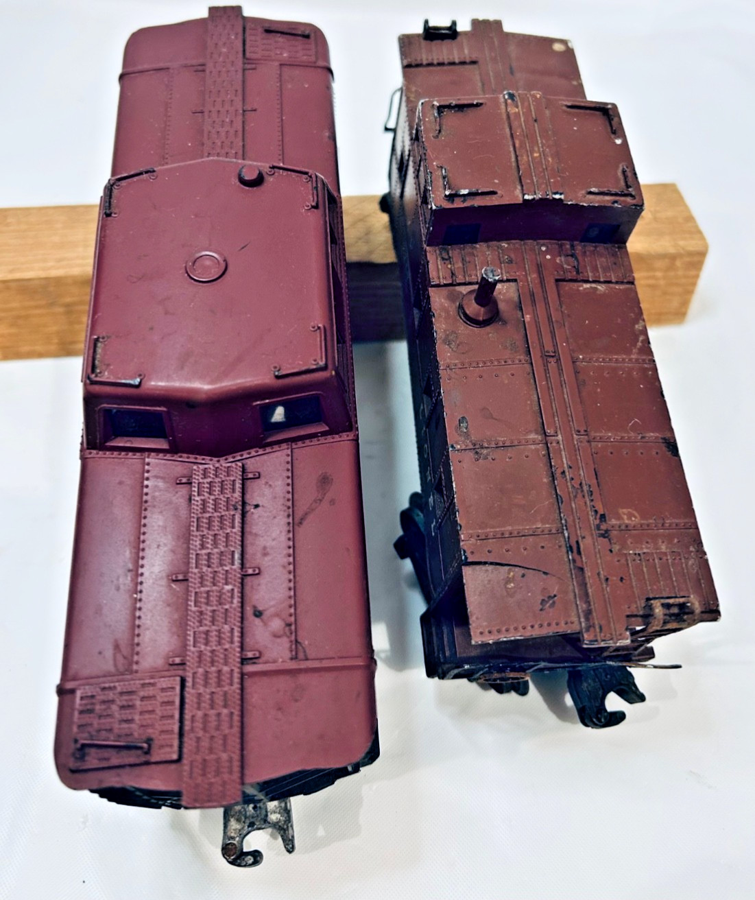 2 Lionel O-O27 Cabooses