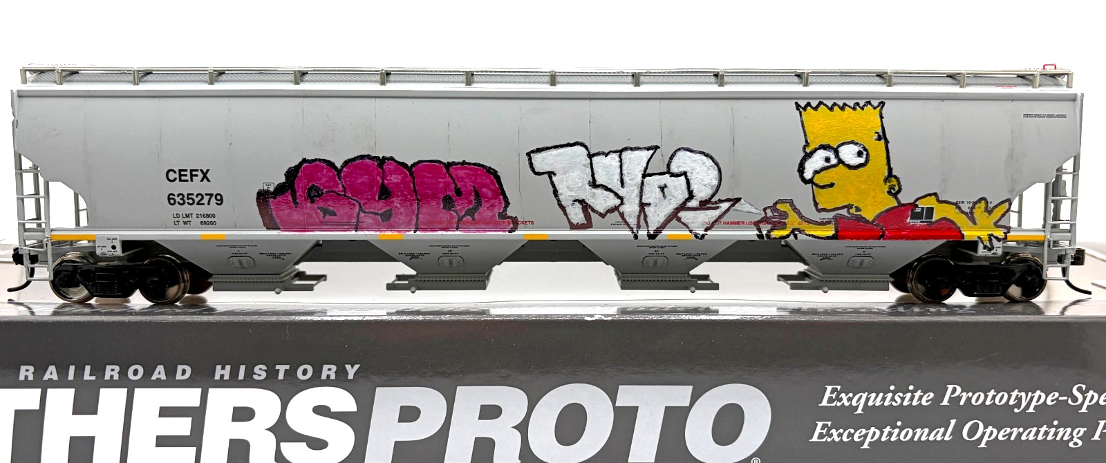 HO WALTHERS 920-105852 67′ TRINITY 4-BAY COVERED HOPPER CIT GROUP CEFX GRAFFITI