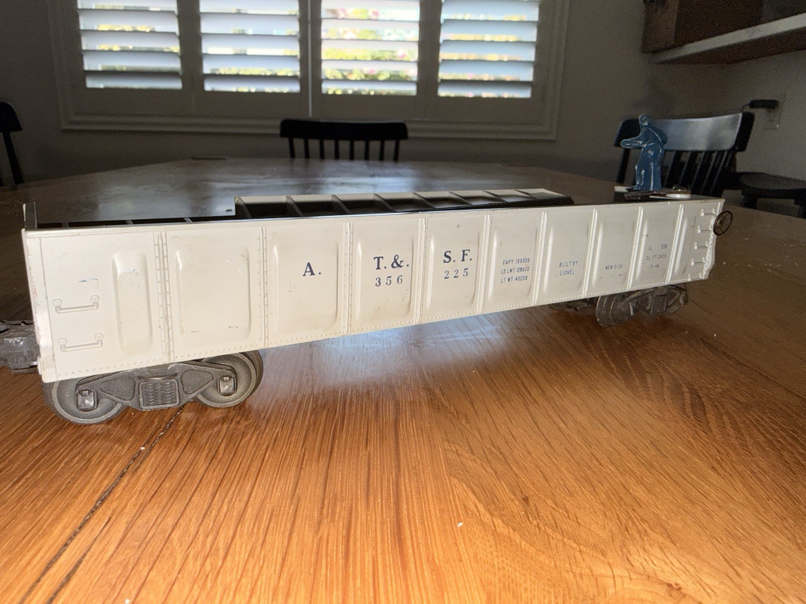 Lionel 356 Operating Barrel Car (Santa Fe ATSF 356), O Gauge. Barrels included