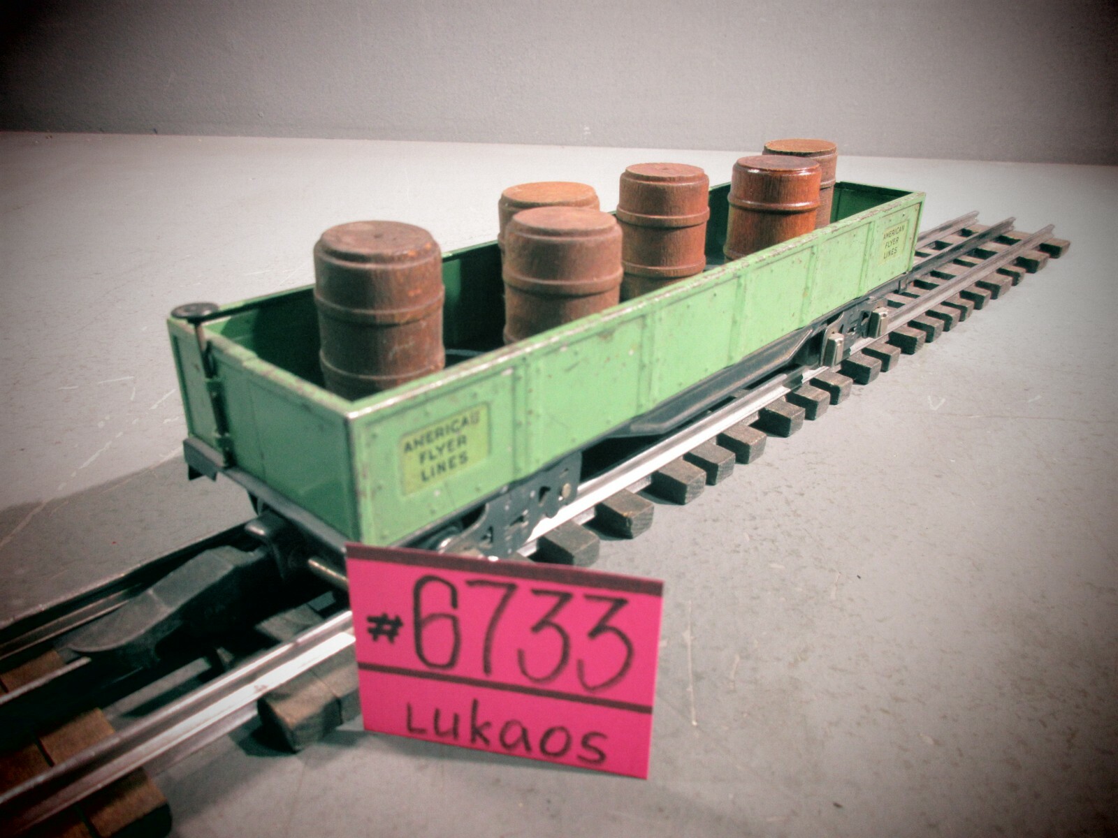 AMERICAN FLYER O GA. 476 GONDOLA WITH 6 WOODEN BARRELS.