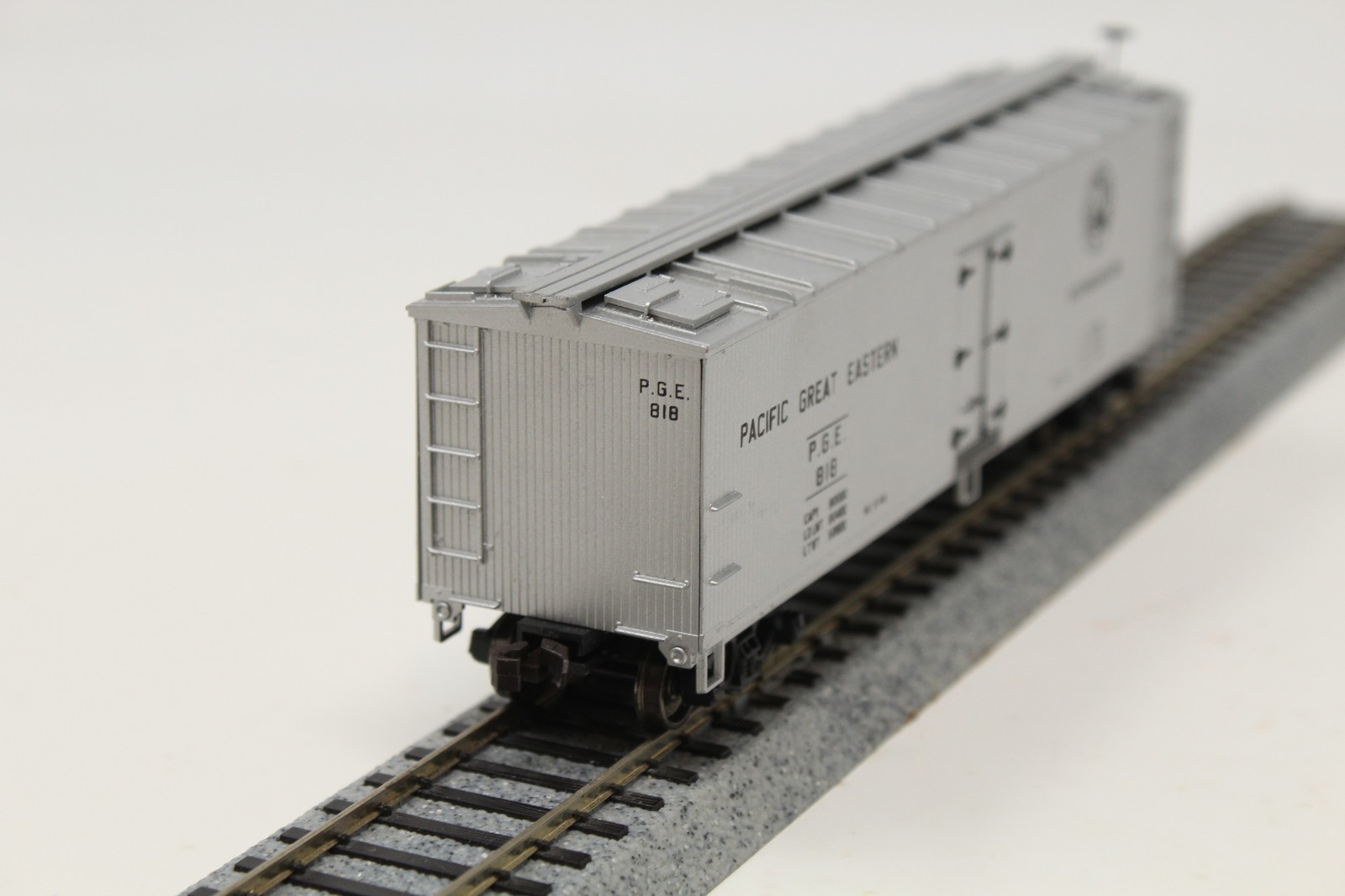 HO Scale Accurail 1584 40′ Wood Reefer Pacific Great Eastern PGE 818 Silver RTR