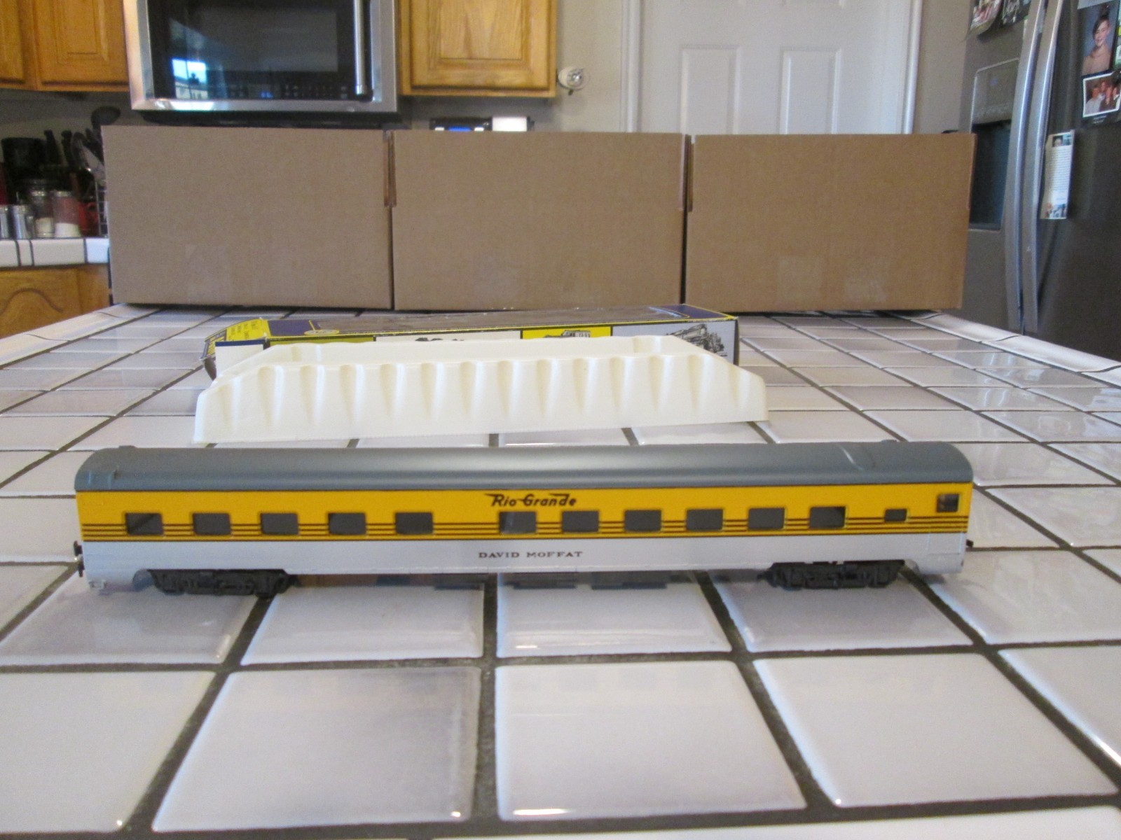 AHM/RIVAROSSI DENVER & RIO GRANDE WESTERN PASSENGER CAR HO SCALE
