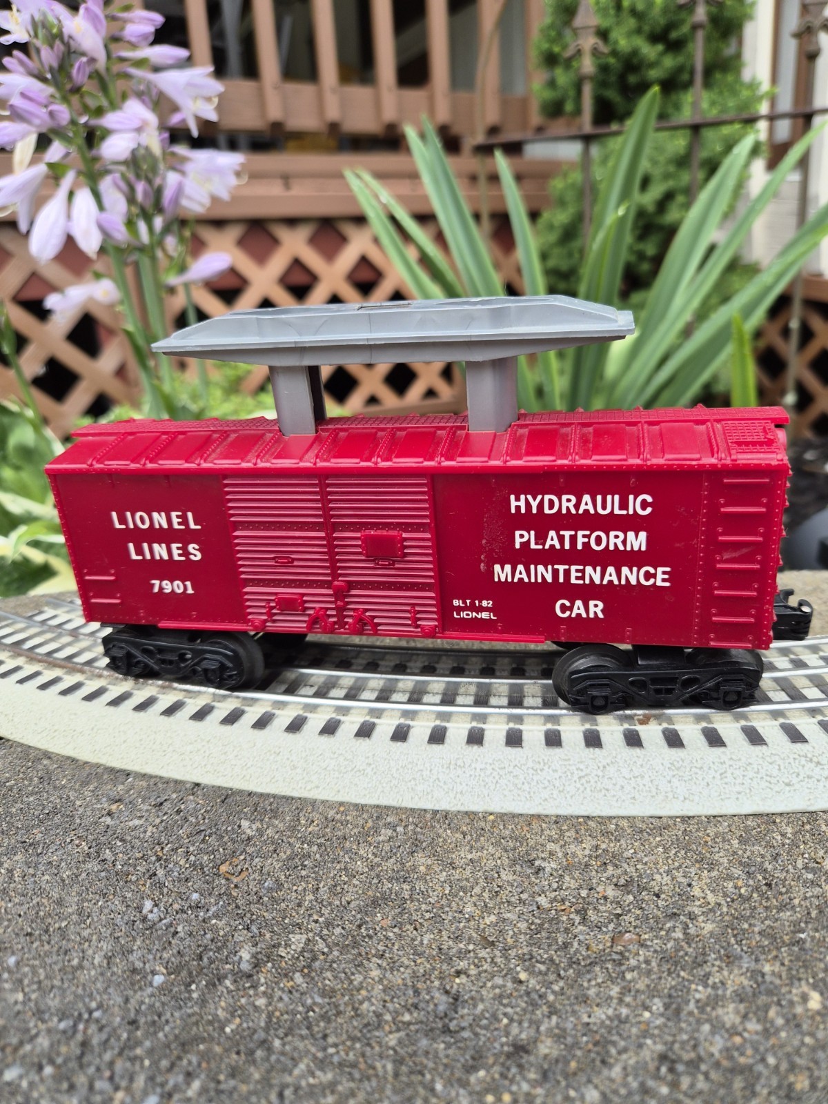 Lionel Lines O/027 “Cop & Hobo” OPERATING HYDRAULIC PLATFORM MAINTENANCE CAR