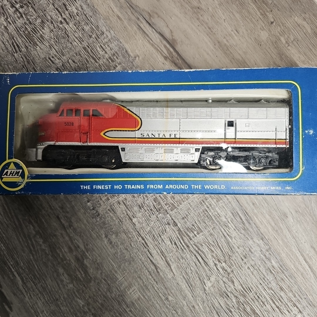 Mixed Lot of Six Vintage HO Scale Train Cars, Locamotive Track And Transformer