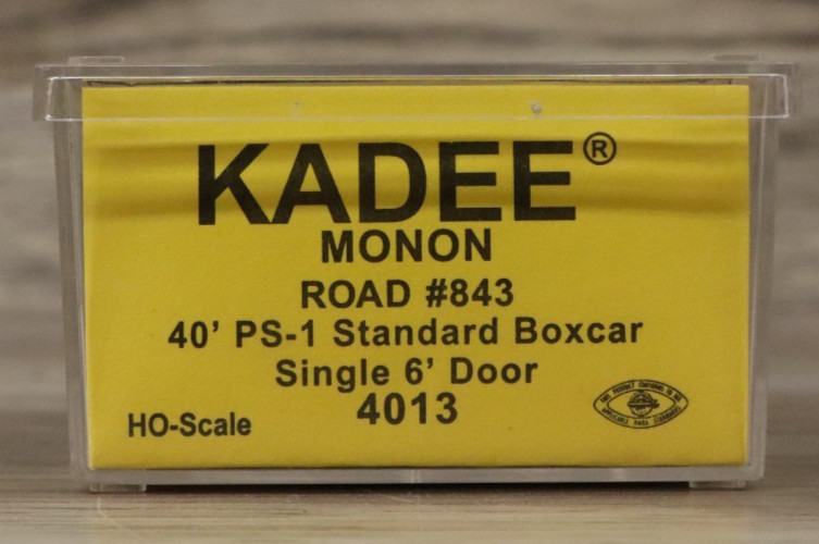 Kadee HO scale 4013 – 40′ PS-1 Standard Boxcar Single 6′ Door Monon #843