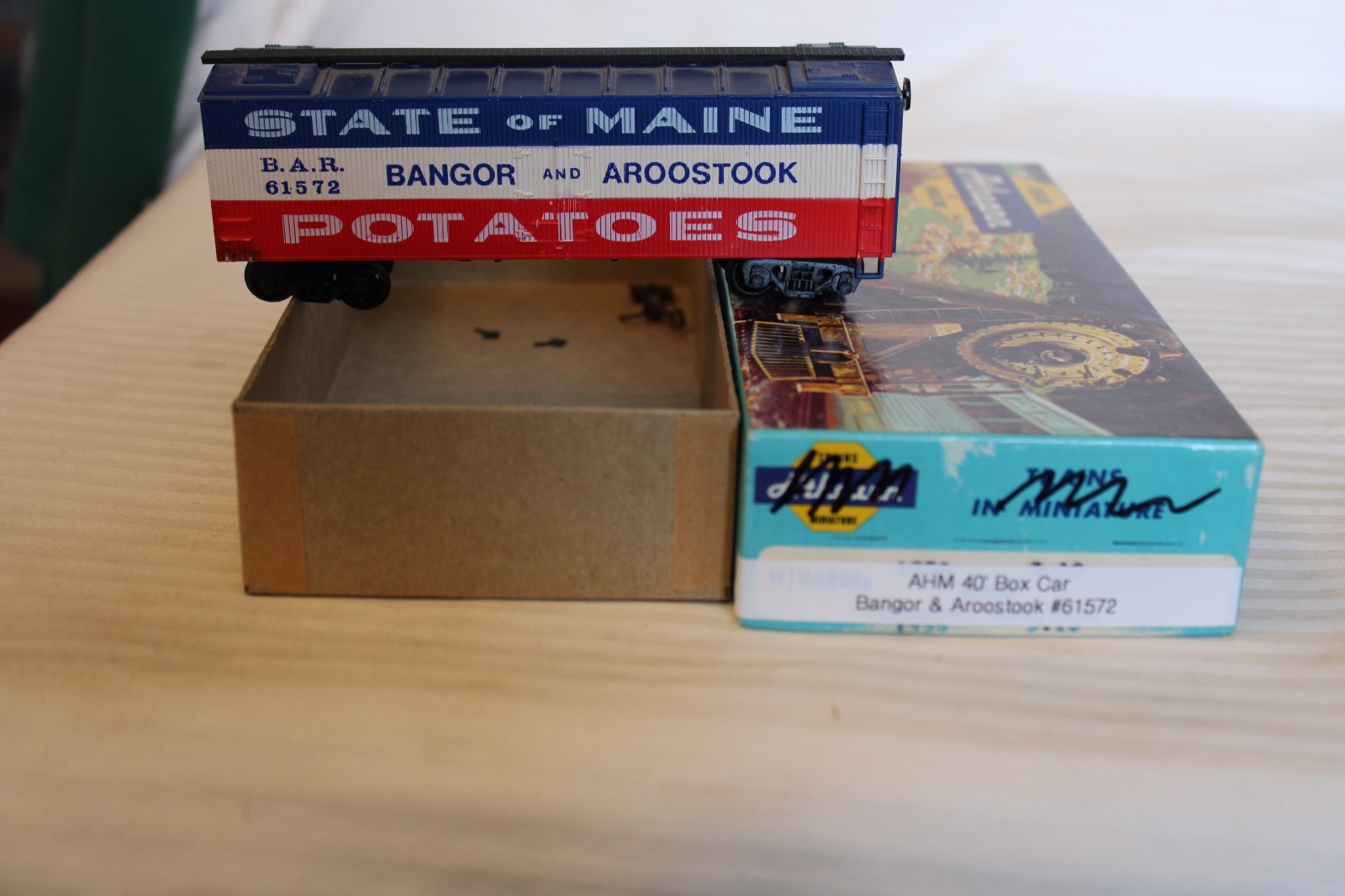 HO Scale AHM, 40′ Box Car, Bangor & Aroostook, #61572, Red, White, & Blue