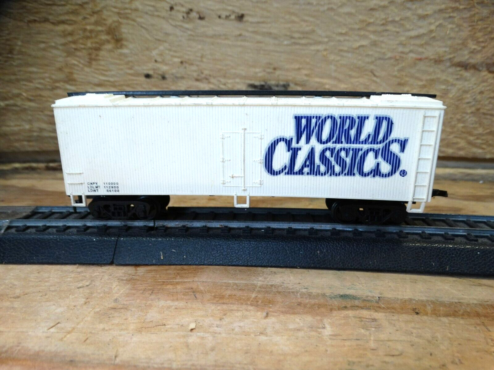 AHM HO Scale 40′ World Classics Vented Model Railroad Reefer