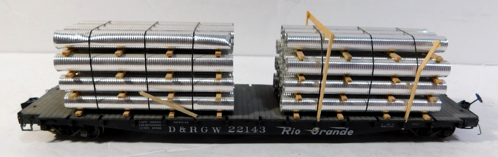 D&RGW 22143 Rio Grande Flat Car with Flexible Metal Tube Load HO Scale (NB)
