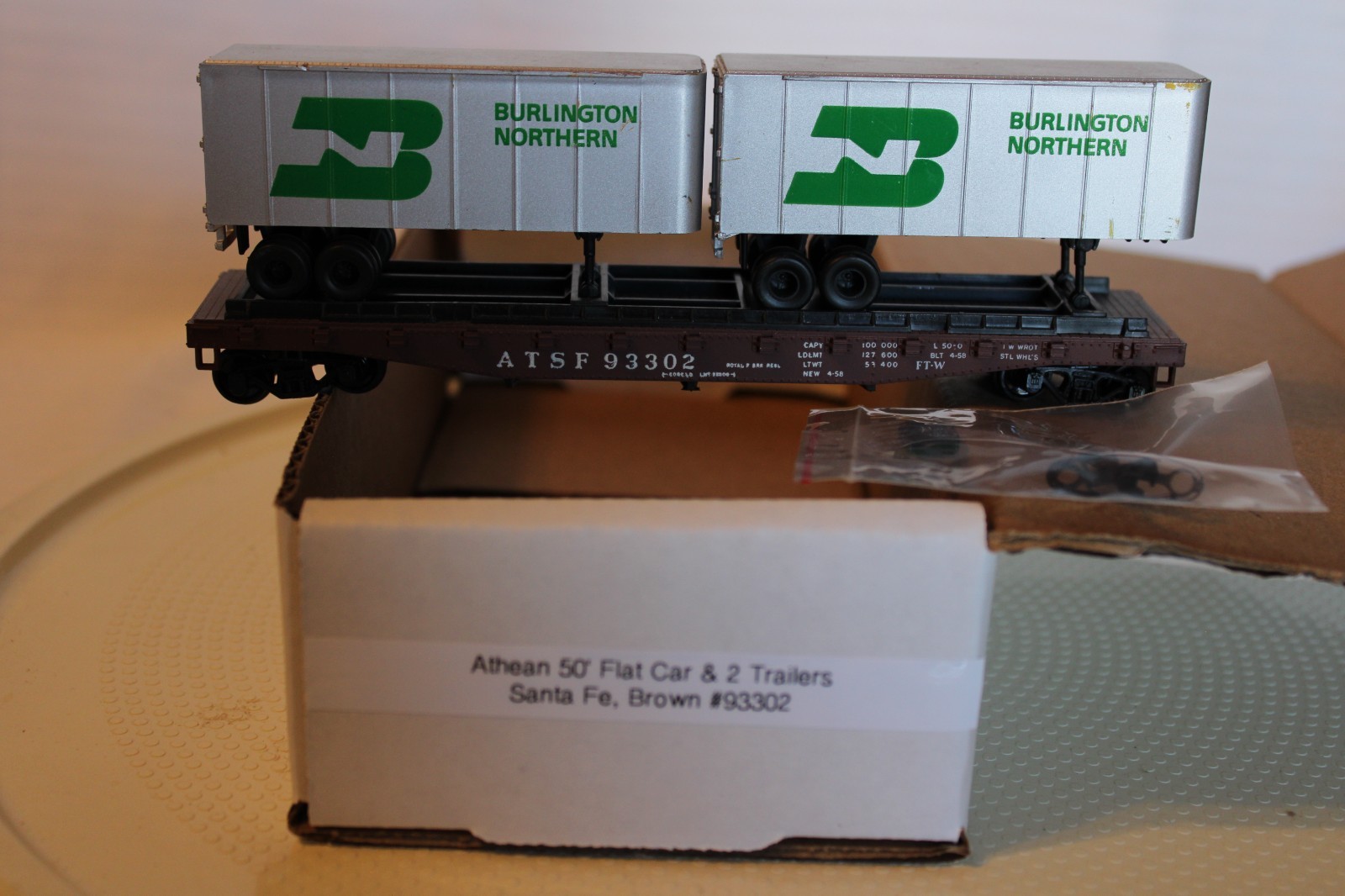 HO Scale Athearn, 50′ Flat Car & 2 BN Trailers, Santa Fe, Brown, #93302 (WB)
