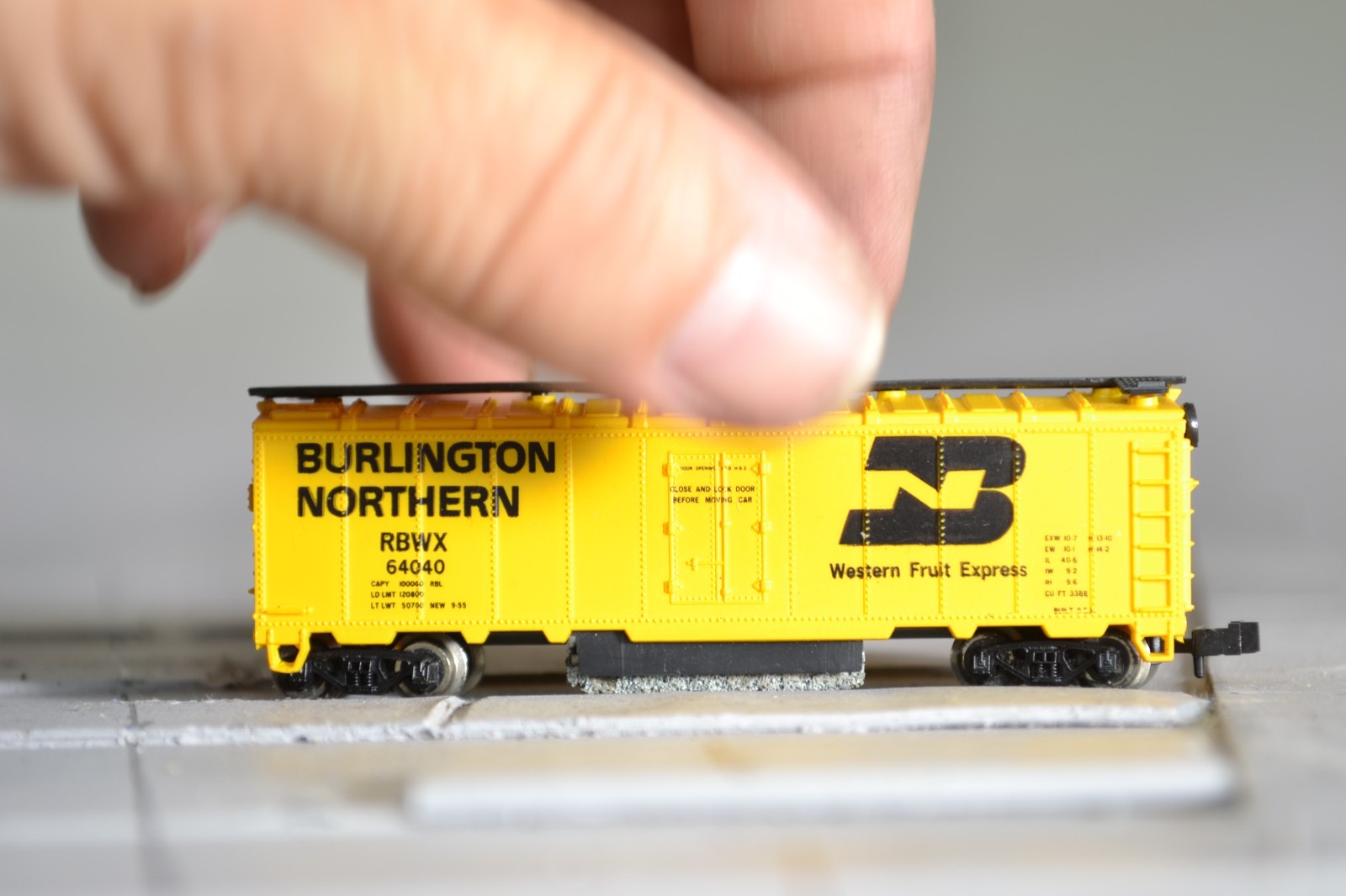 54029 N Scale ROCO TRACK CLEANING BOX CAR BN BURLINGTON NORTHERN