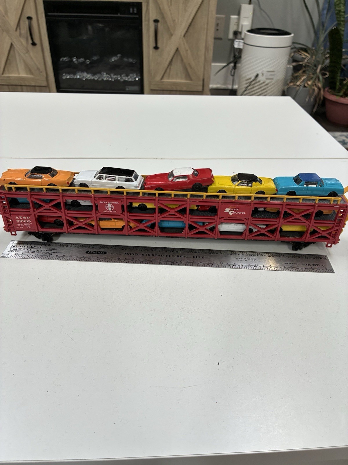 Bachmann HO Scale 89′ Tri-Level 15 Car Transporter Santa Fe Vintage 88969