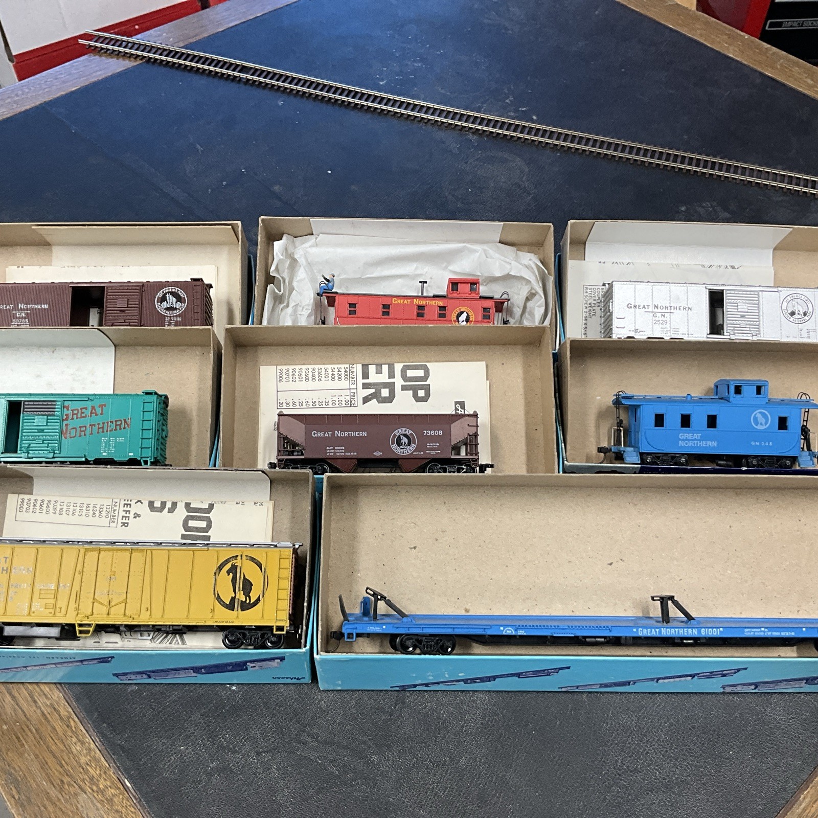 Lot Of 8 HO Great Northern Freight Cars And Caboose