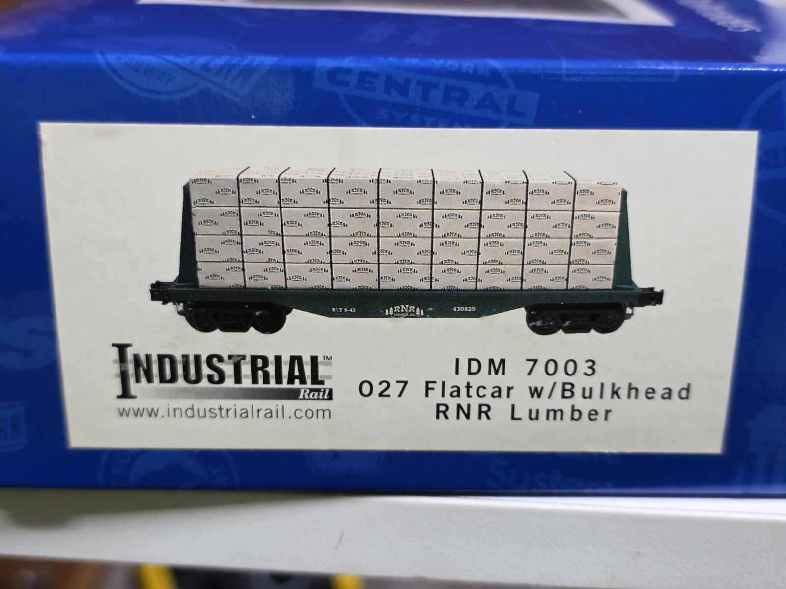 O-GAUGE FLATCAR WITH LOAD (RNR LUMBER)