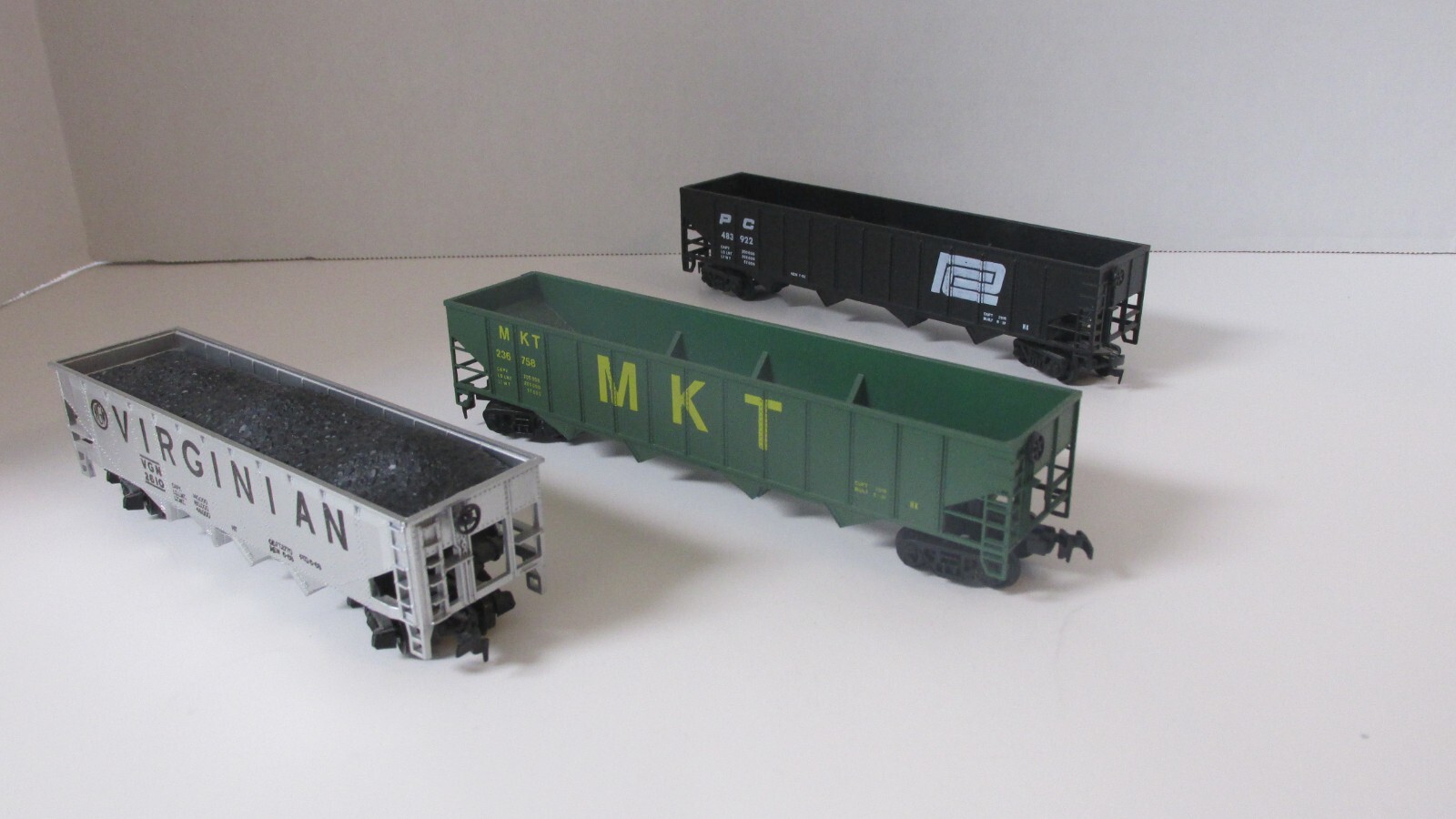 Ho scale,open hoppers,4 bay,bundle of 3,VGN 2610,MKT 236758,& PC 483922,plastic.