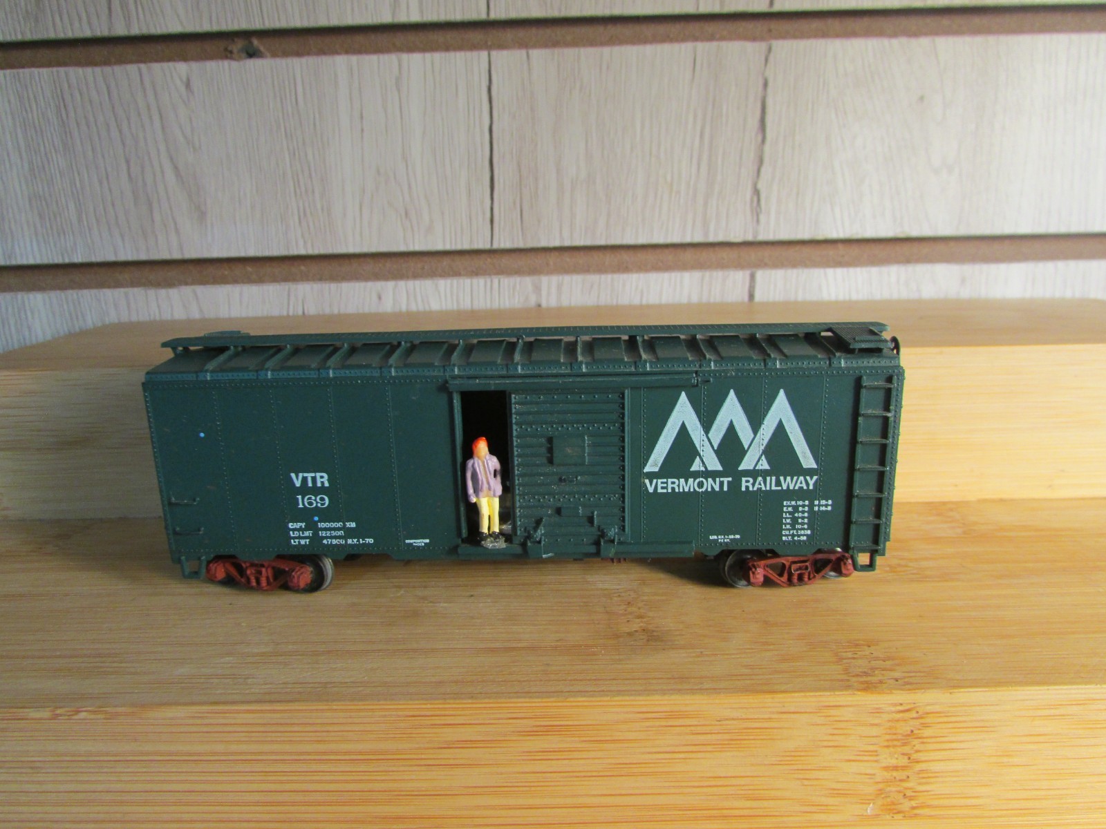 HO Scale 40′ Box Car Vermont Railway VTR 169 C1782