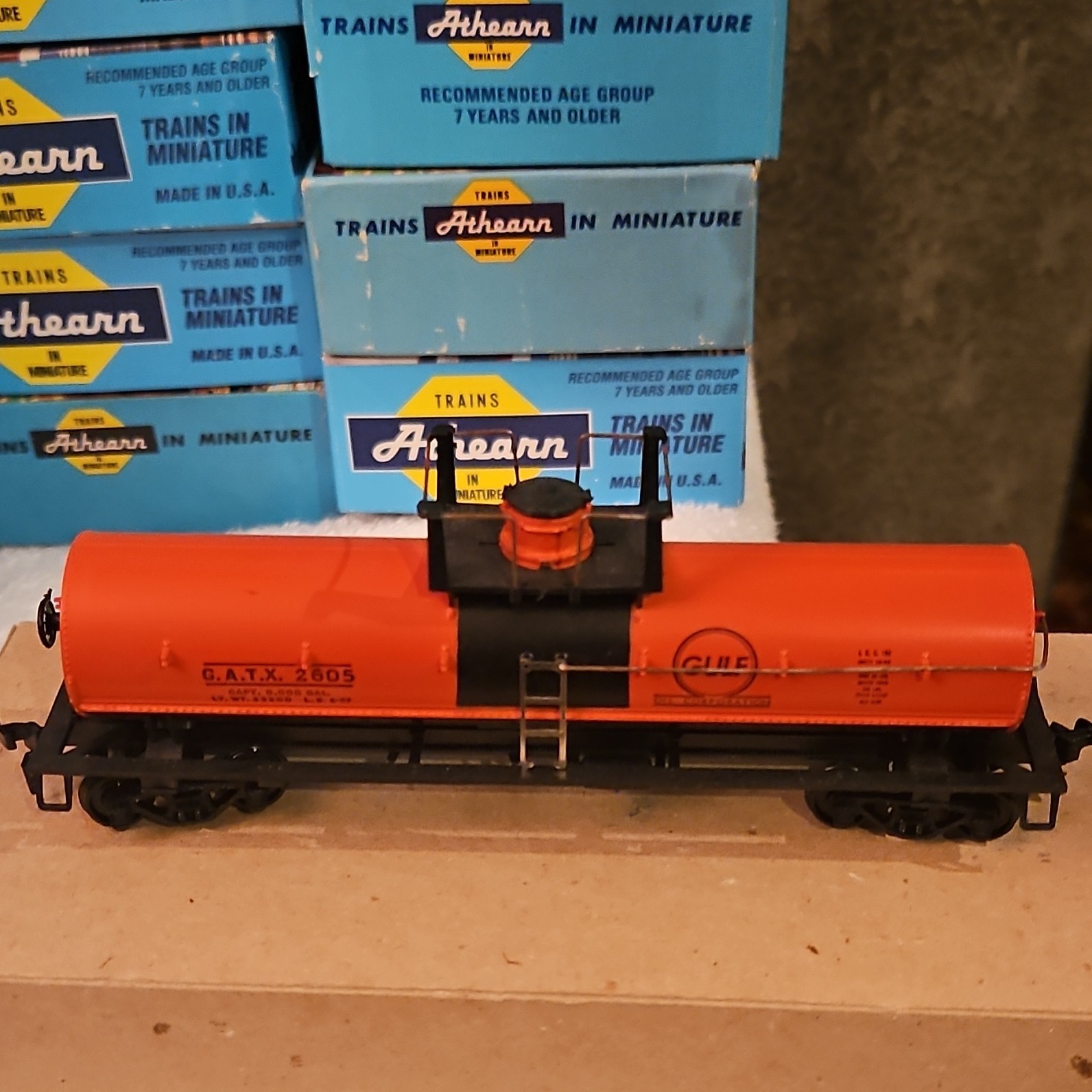 Athearn HO Gulf Oil Corporation 40′ Chemical Tank Car Orange/Black 1550