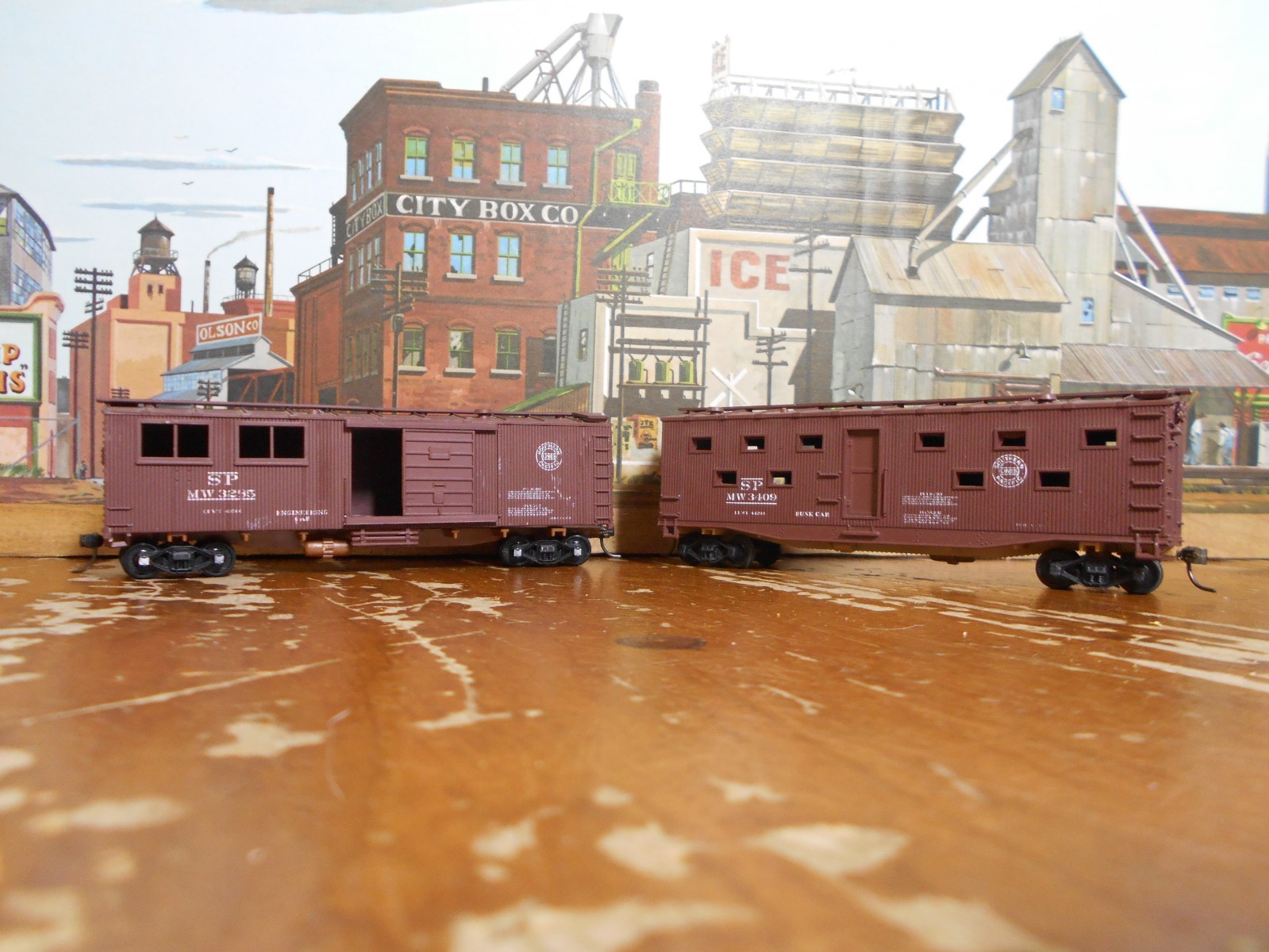 HO Scale Trains Walthers Southern Pacific MOW Bunk Car and Engineering Car