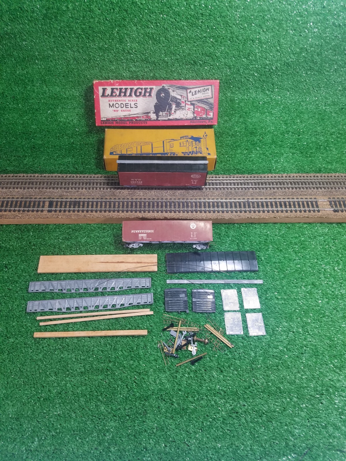 (2) Lehigh HO 40′ Boxcar Kits Partially Built Pennsylvania and NYC w/ D Link