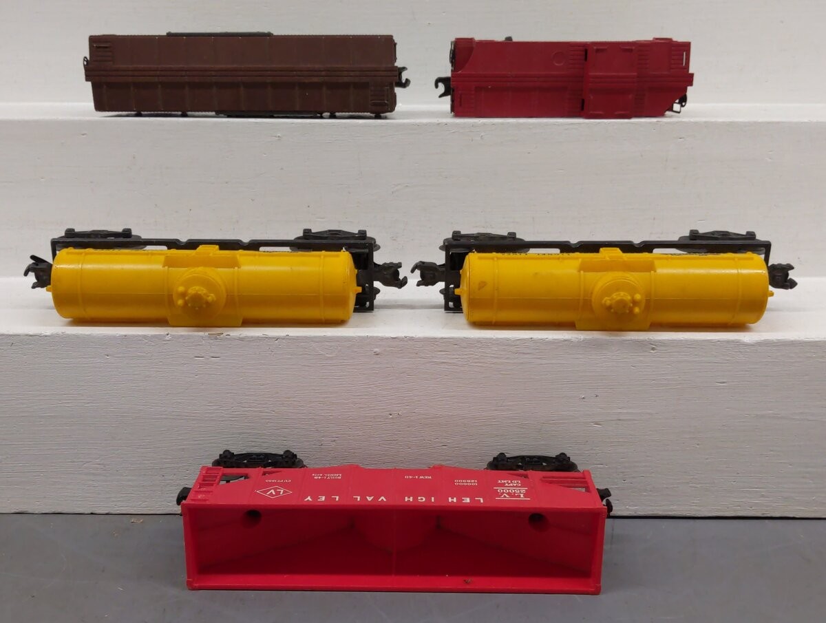 Lionel Vintage O Freight Cars: 2257, 6015, 6015, X6454, 6076 [5]