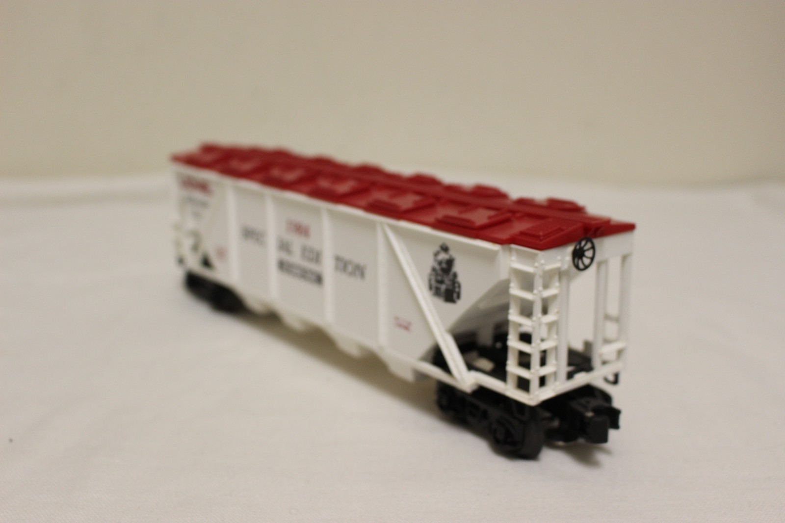 Lionel Railroader Club O Gauge Covered Hopper 1984 Special Edition # 6-0784