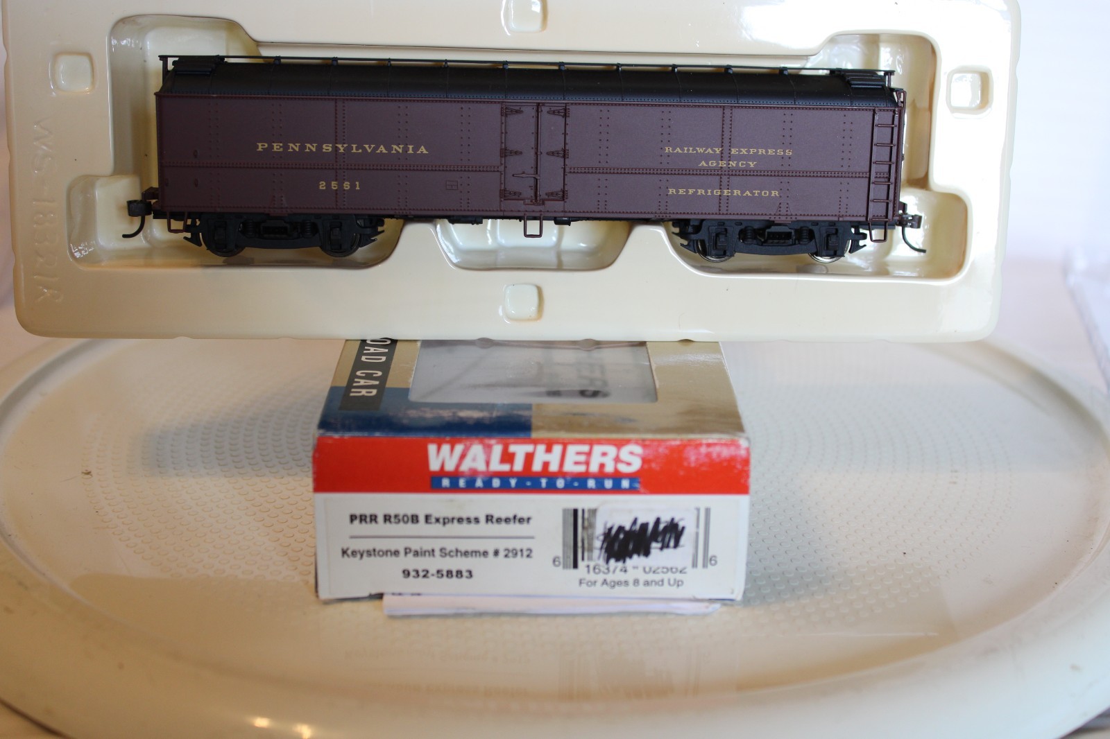 HO Scale Walthers, 50′ Express Reefer, Pennsylvania, Tuscan Red, #2561