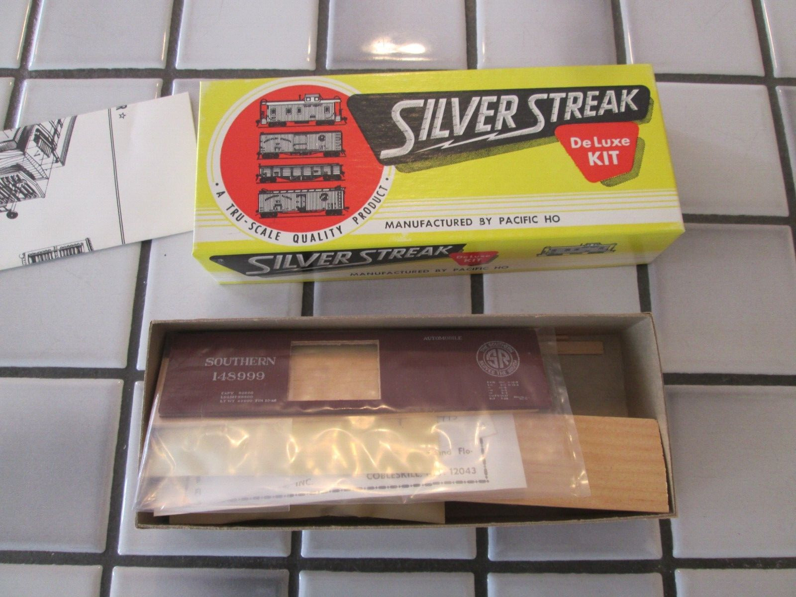 silver streak SOUTHERN wood & metal box kit HO scale with trucks