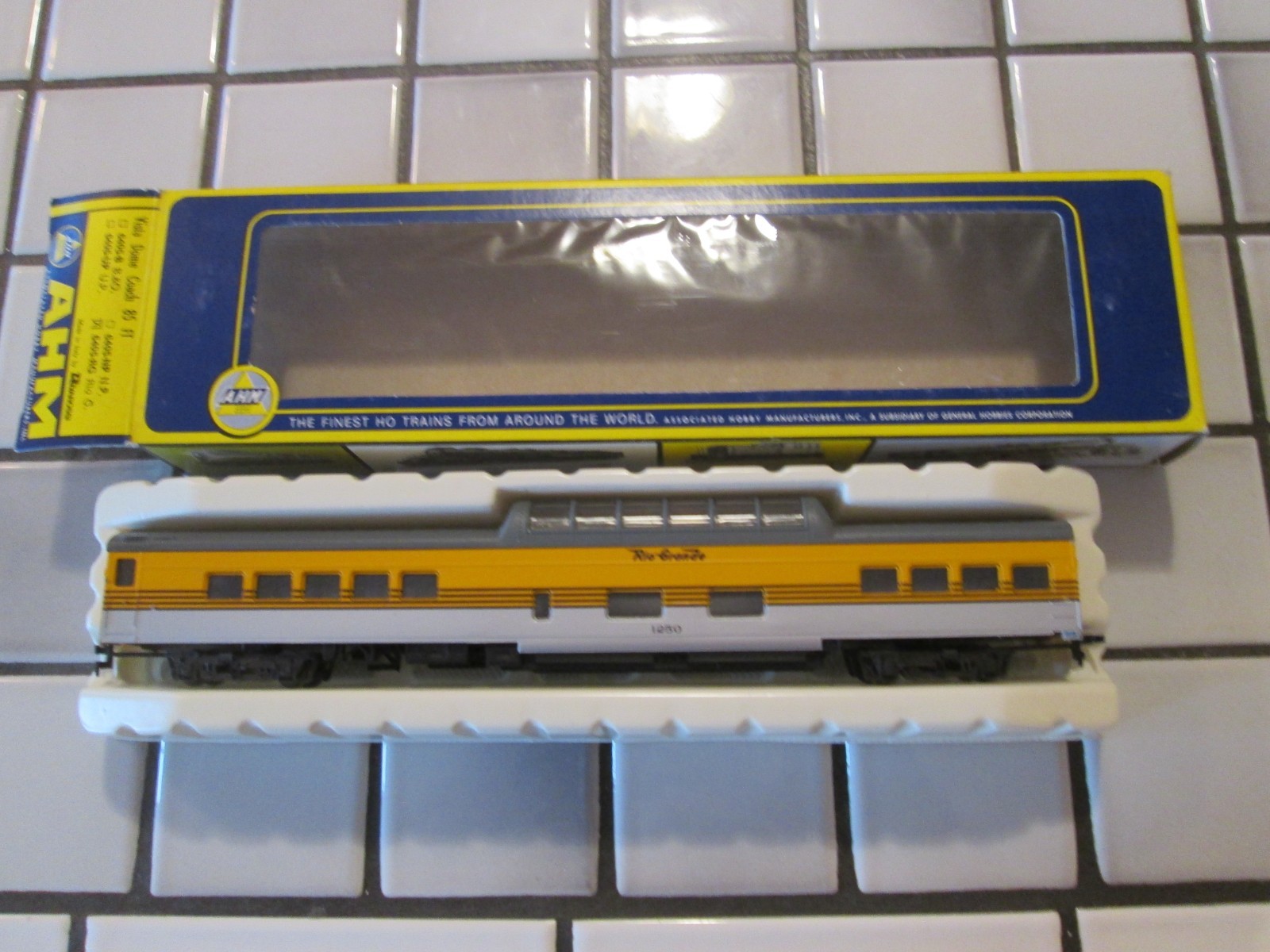 AHM/RIVAROSSI DENVER & RIO GRANDE WESTERN VISTA DOME PASSENGER CAR HO SCALE