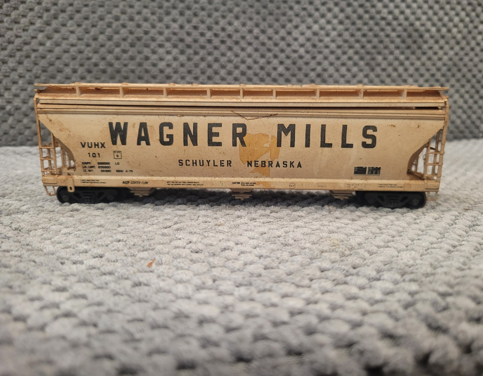 Wagner Mills HO Covered Hopper Freight Car Beige/Black VUH X 701