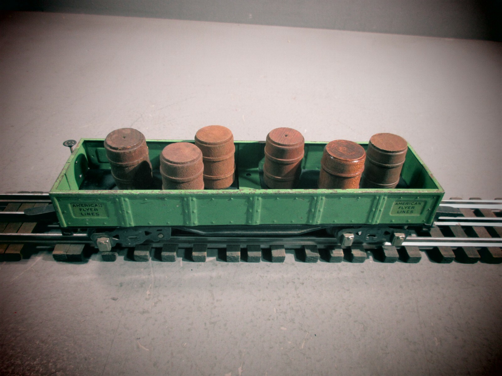 AMERICAN FLYER O GA. 476 GONDOLA WITH 6 WOODEN BARRELS.