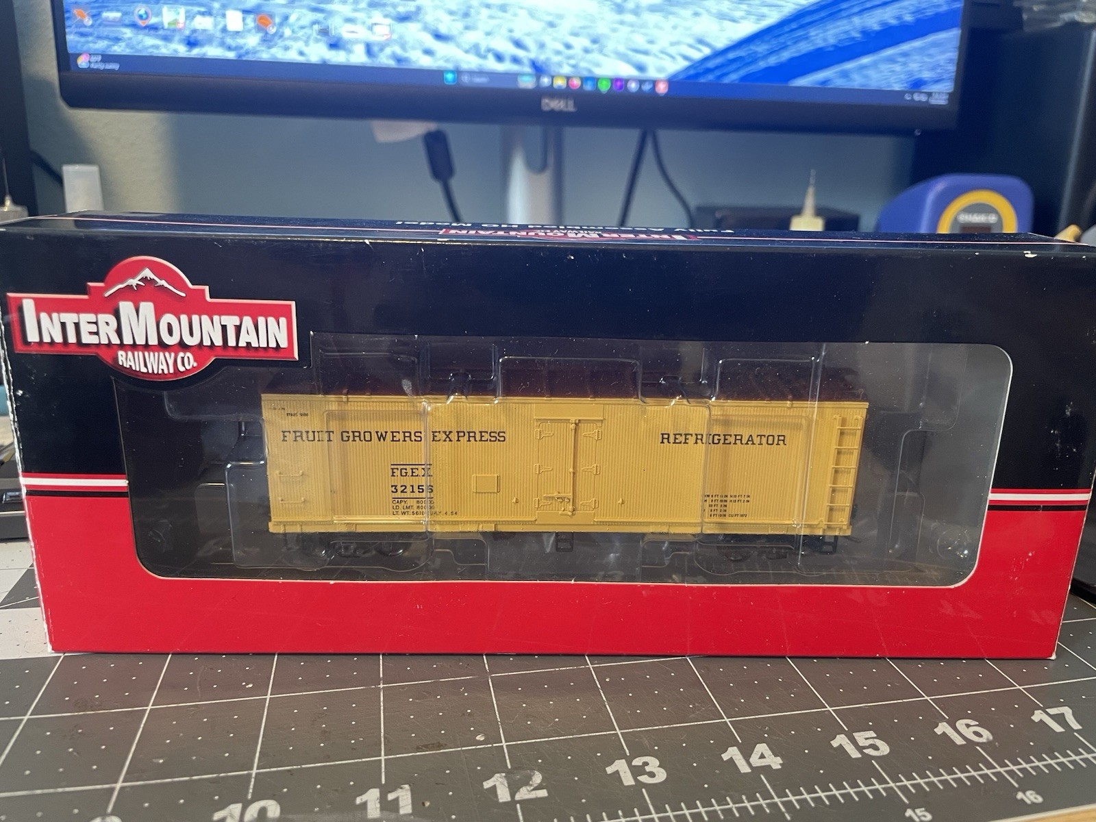 Intermountain HO Scale Fruit Growers Express Wood Reefer #32156