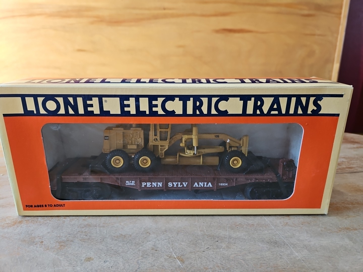 Lionel Caterpillar Ertl Grader PENNSYLVANIA FLATCARROAD 6-16934 NEW IN BOX