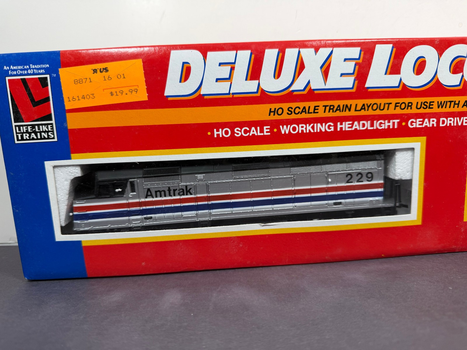 Life Like Trains HO Scale Powered Deluxe Locomotive 8678 F40PH W/Caboose AMTRAK