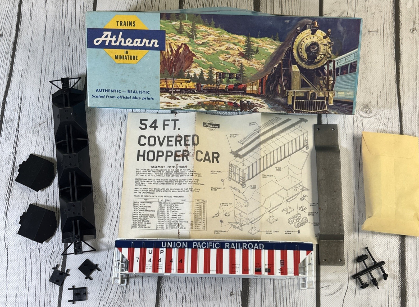 Vintage Athearn HO Scale Red/White/Blue 54’ Covered Hopper Car Train Kit 5314.