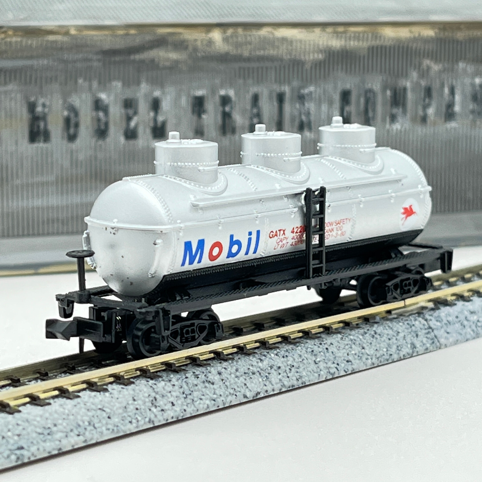 Model Power N Scale 3414 Mobil Oil 3 Dome Chemical Tank Car GATX 42200
