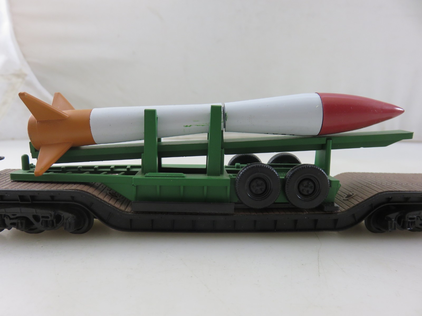 Bachman 71300 HO 52′ Flat With USAF Missile Freight Gondola Car Hong Kong Made