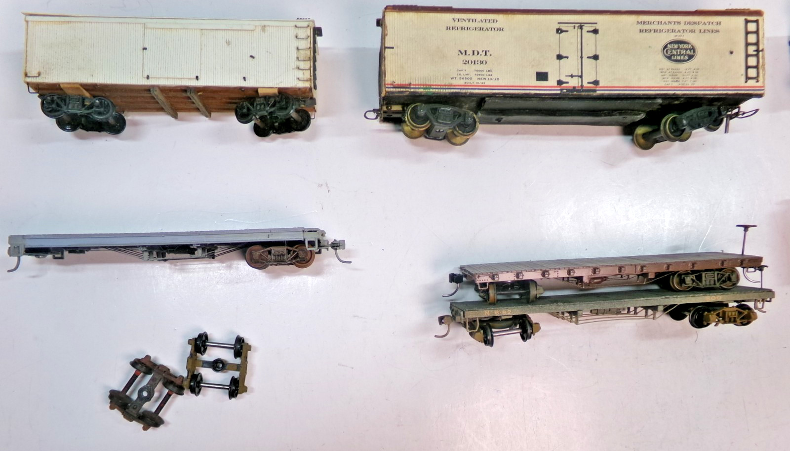 Lot of HO train cars for rehab (lot 7359)