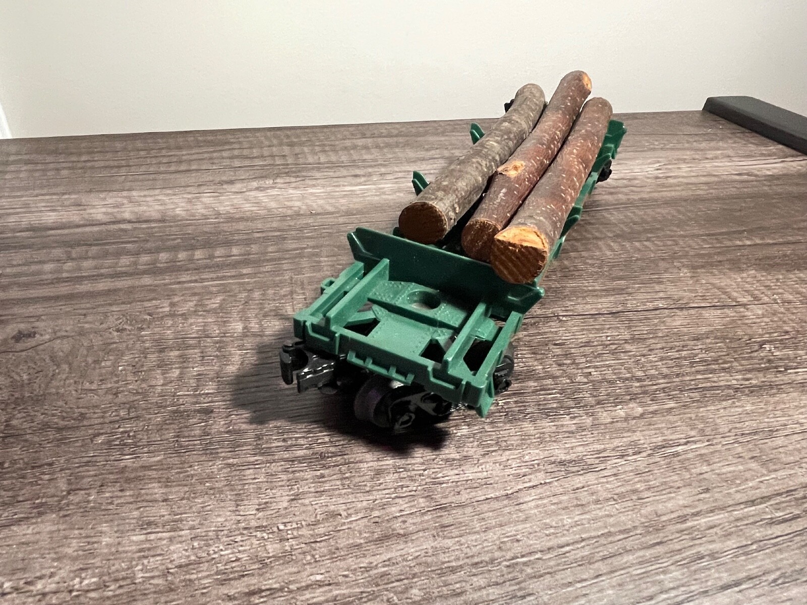 Lionel 6-16675 Great Northern Log Dump Car Logs Included, pieces missing (R-193)