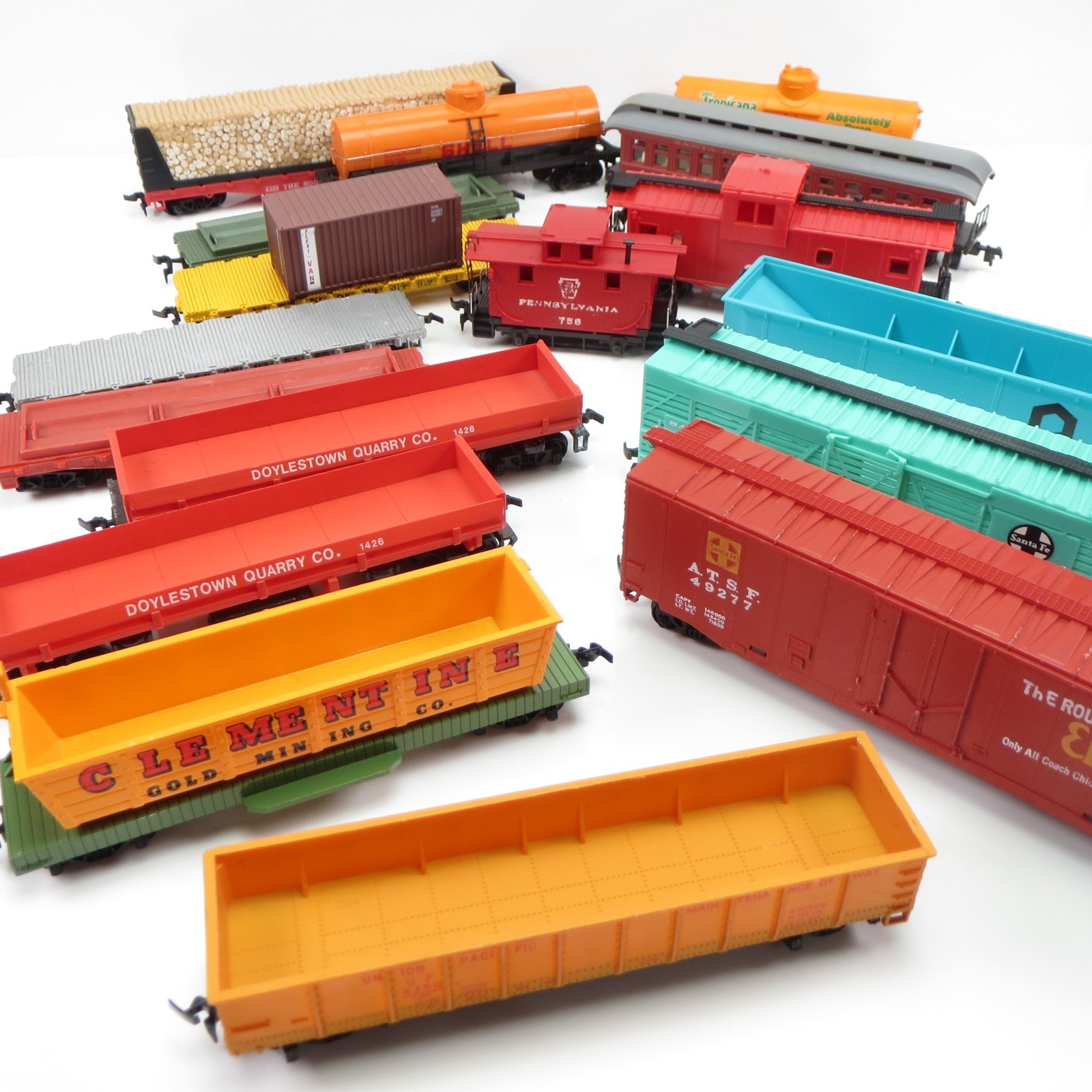 Mixed Lot of 17 Vintage HO Scale Freight Cars – Various Manufacturers
