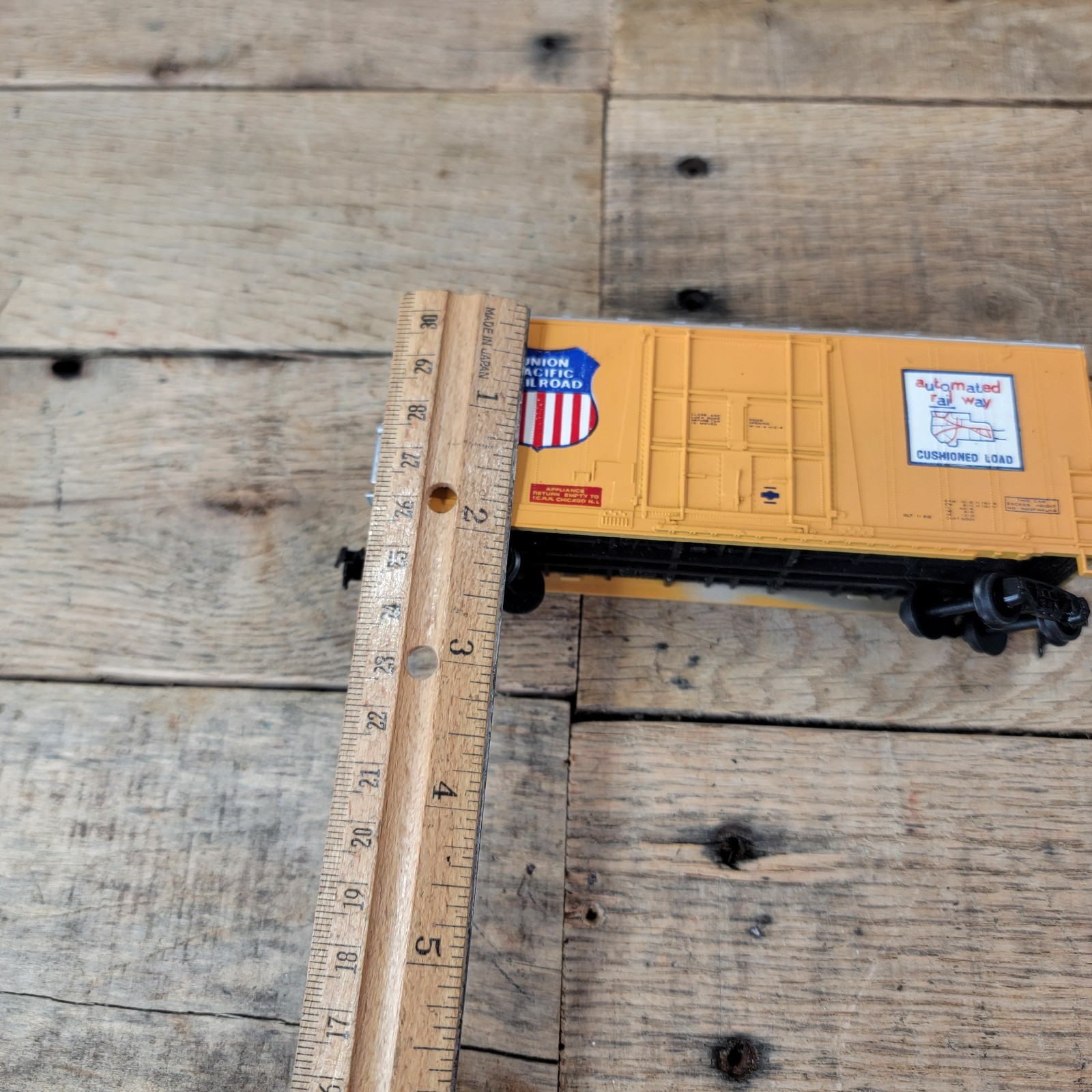 Union Pacific Automated Railway 50′ Box Car Model Railroad Train Cushioned Load