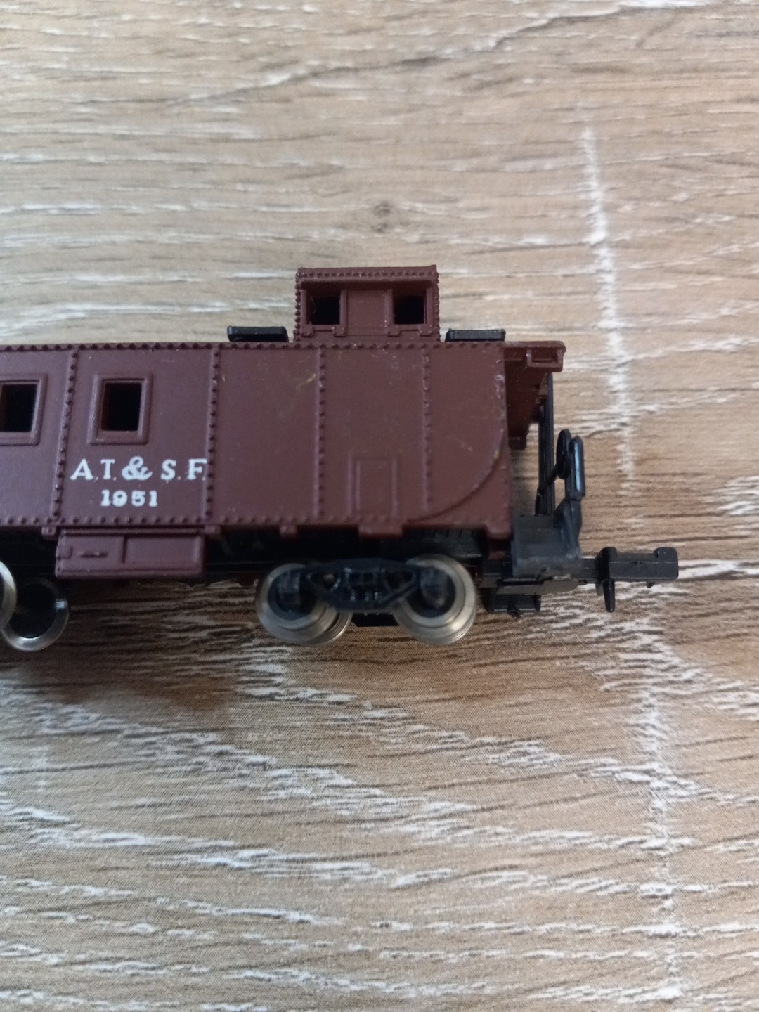 UNKNOWN MAKE. N SCALE. CABOOSE, AT & SF. W/METAL WHEELS. FREE SHIPPING
