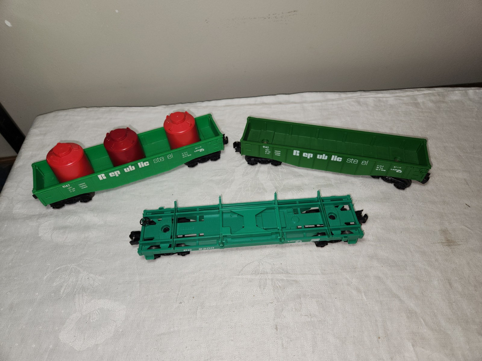 Vintage Lionel O27 Freight Flat Cat Lot with Load Plastic Republic Steel Penn
