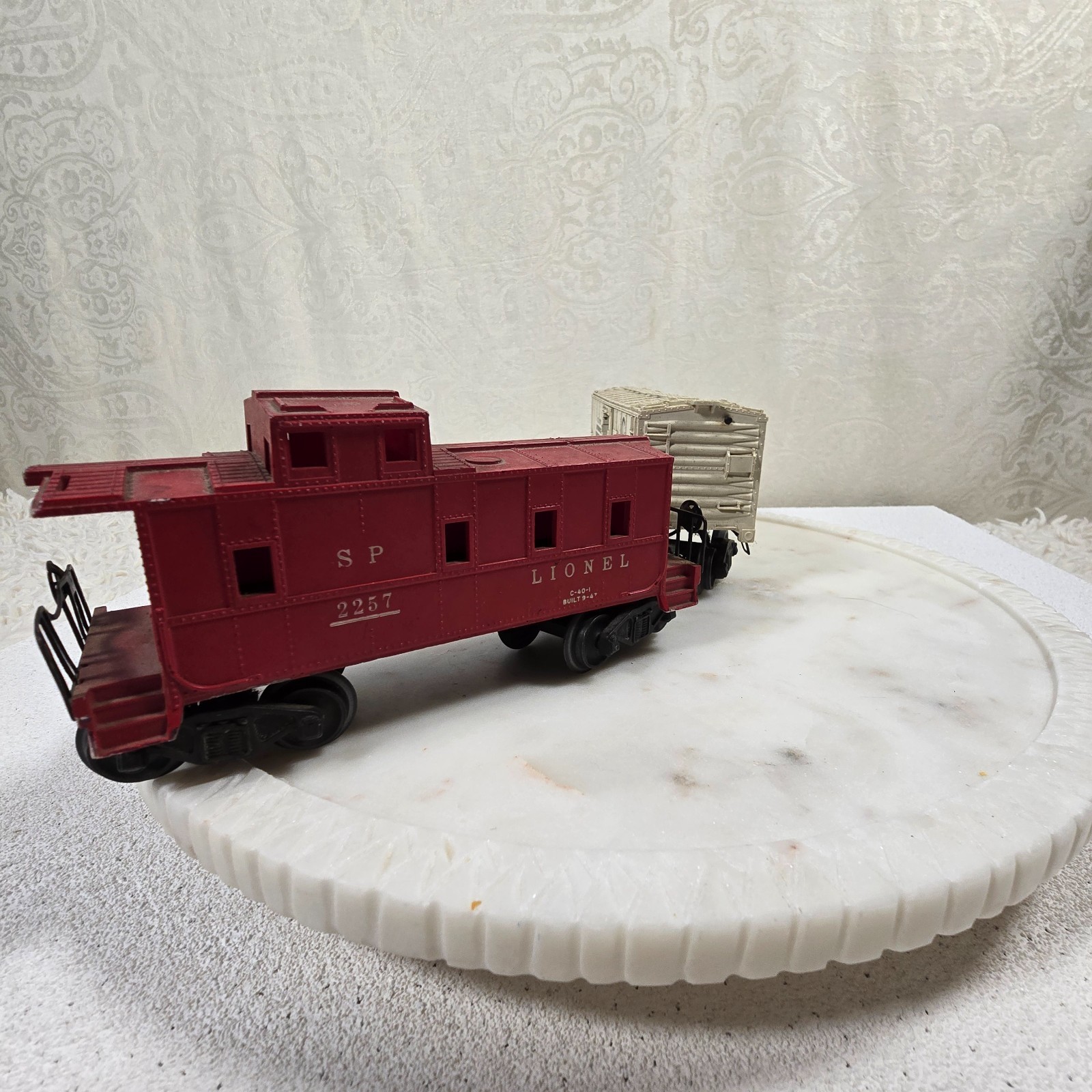 LIONEL AUTOMATIC REFRIGERATED MILK CAR (#3472 ) & RED VINTAGE CABOOSE (#2257)