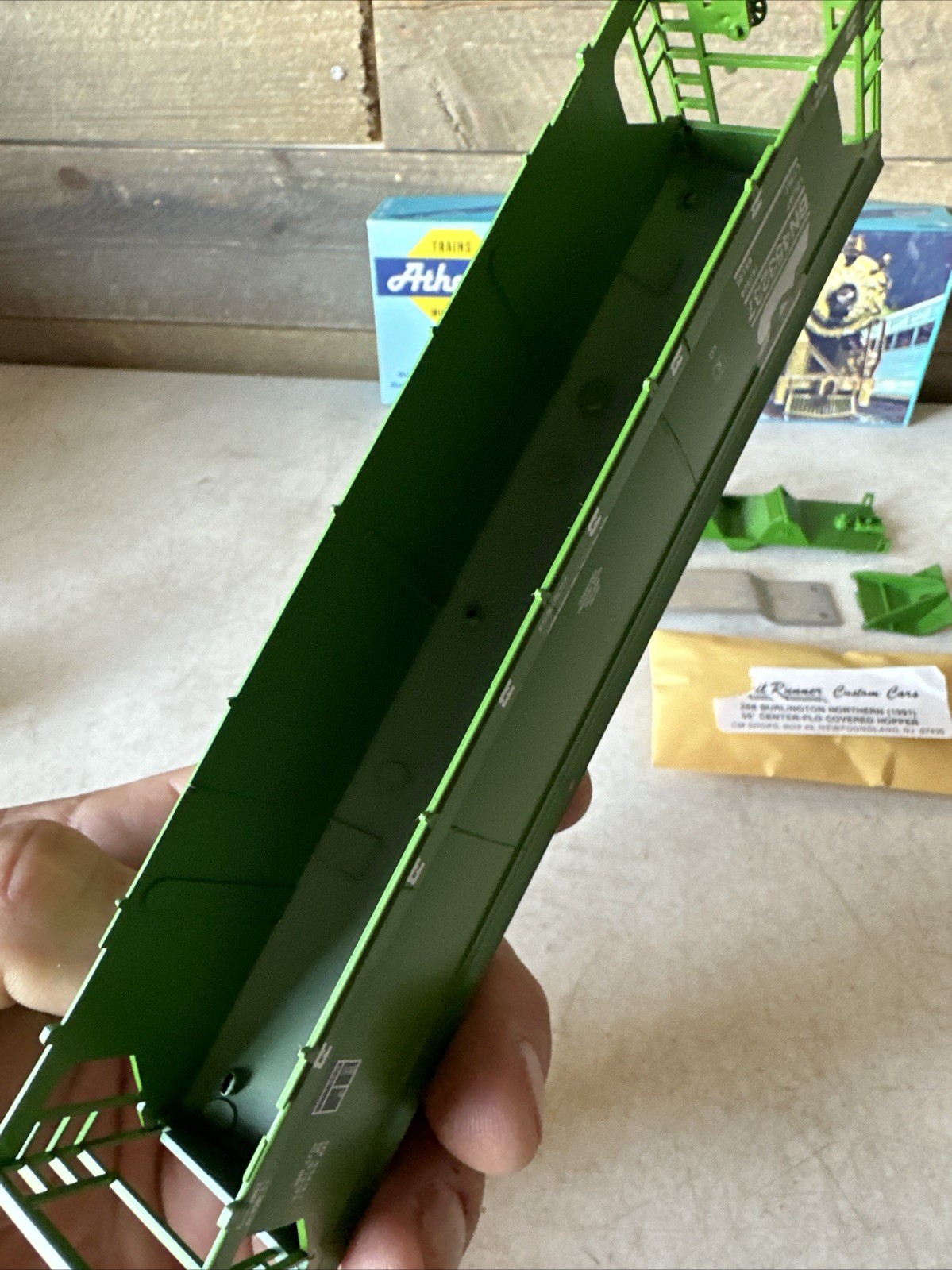 HO ATHEARN Rail Runner 268 55′ Center Flow COVERED HOPPER Burlington Northern