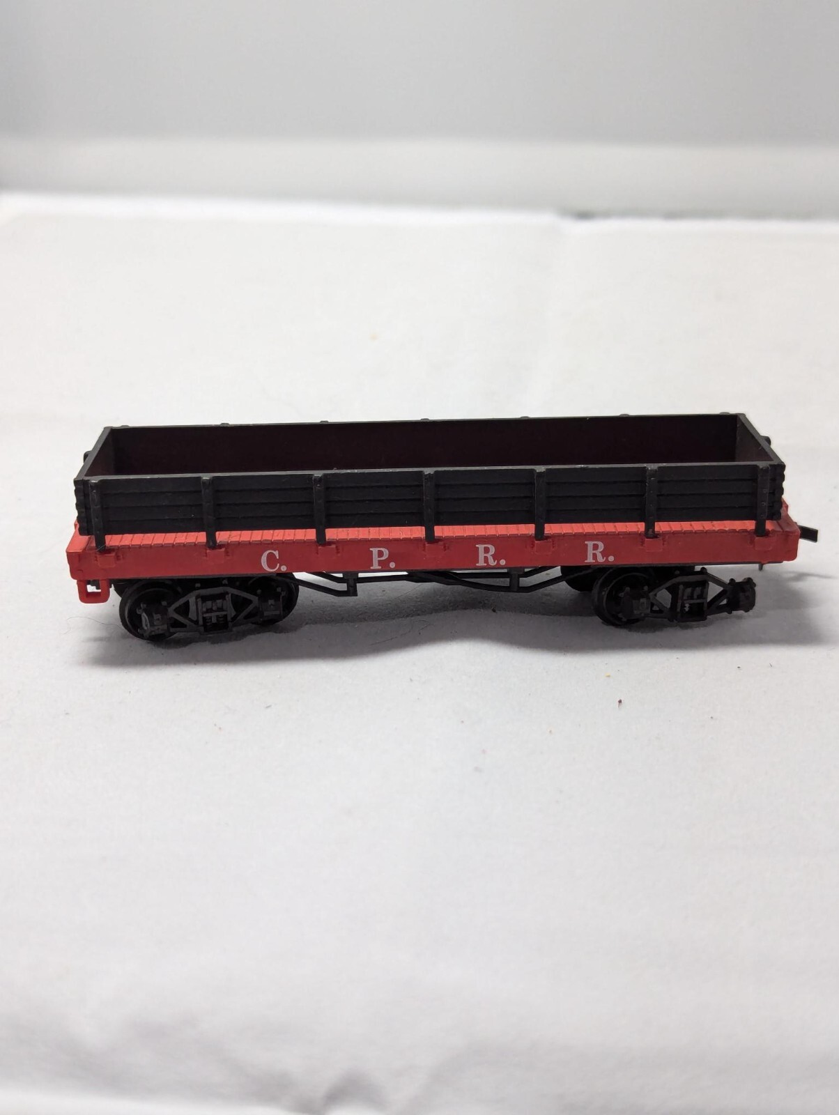 Bachmann HO Scale C.P.R.R. Red Gondola Flat Car with Black Siding