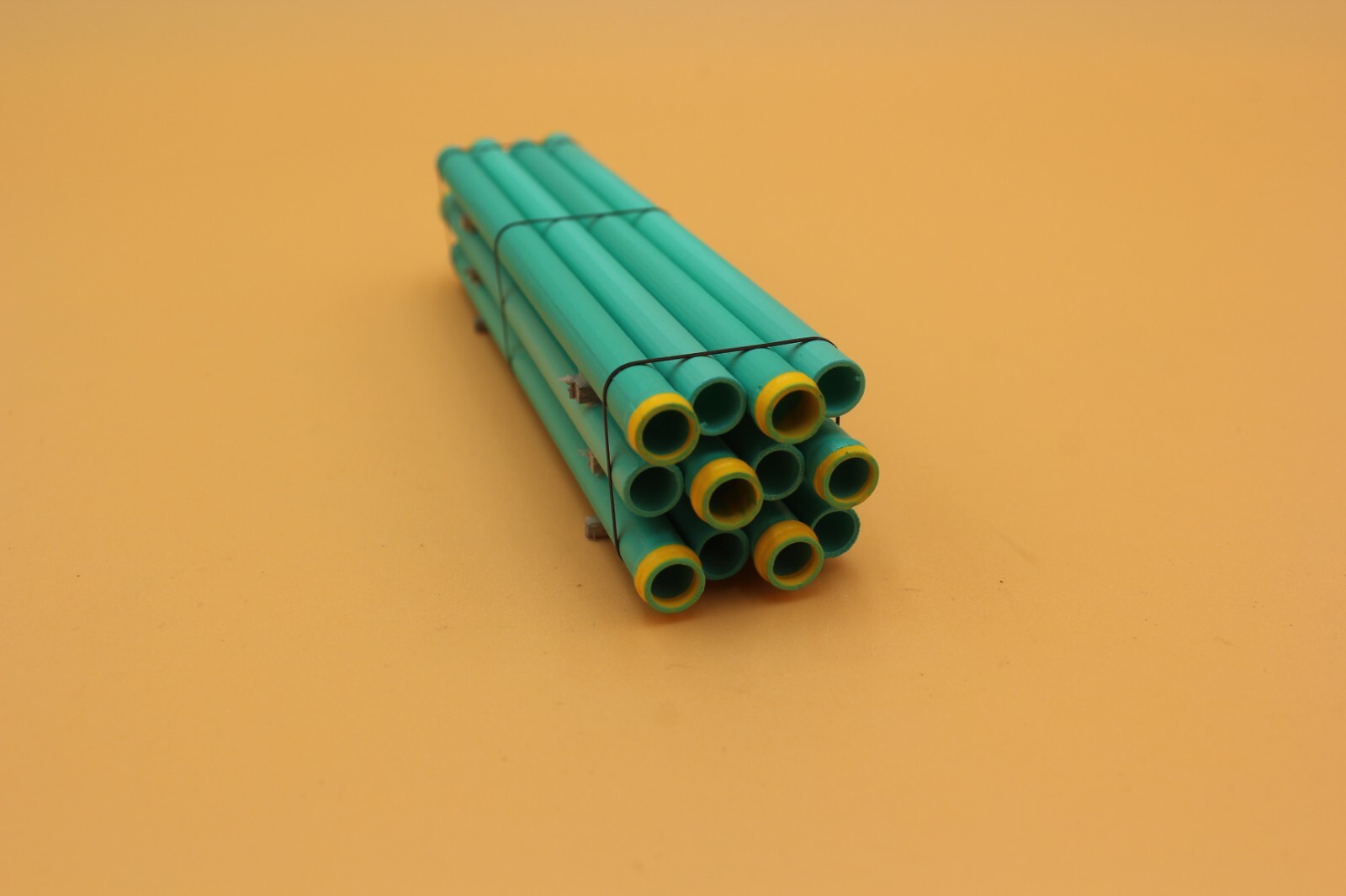 124020 HO- Beach glass with coupling Water pipes load 40′ yellow color tipped