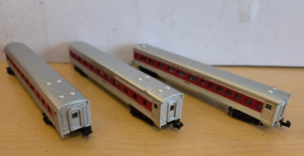 ✅LOT OF 3 Santa Fe Passenger Cars 3032 & 3042 (x2) – Model Power N Scale