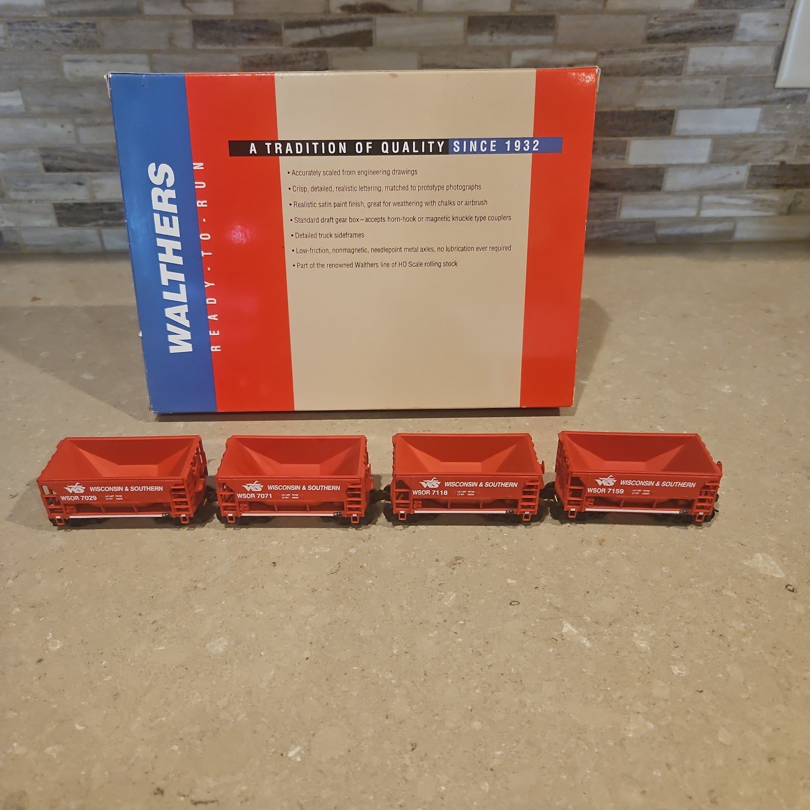 Walthers HO Scale 932-4449 WISCONSIN & SOUTHERN ORE CARS (4 Pack)
