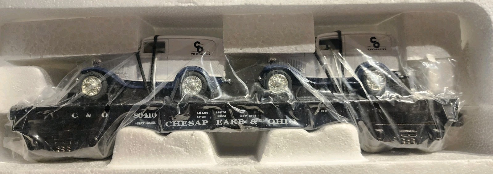 Railking By MTH O Scale Flat Car w/Ertl ’42 Panel Vans Chesapeake & Ohio #80410